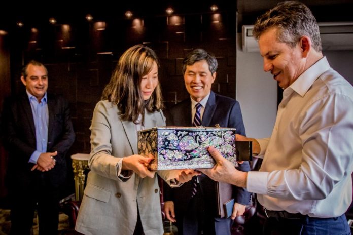 Governador Mauro Mendes recebe uma lembrança do governo sul-coreano durante visita institucional no Palácio Paiaguás