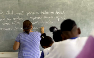 Adolescentes planejavam jogar bombas para ferir alunos em salas de aula