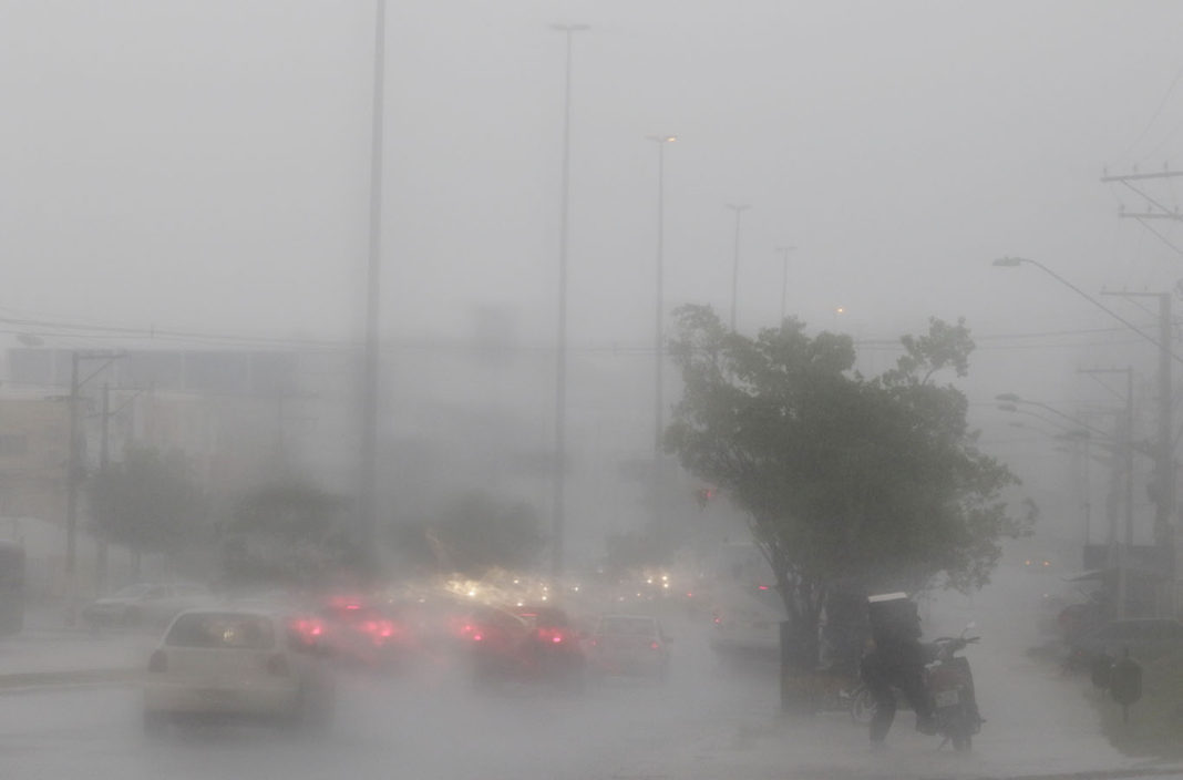 Chuva cai em Cuiabá e bombeiros pedem atenção devido a pista escorregadia