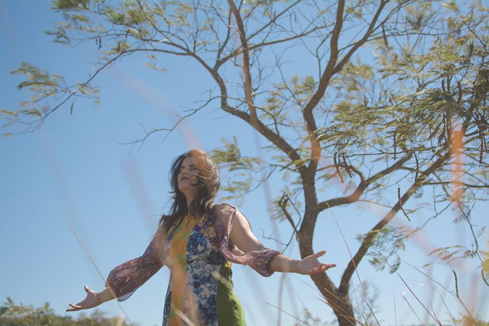 Estela Ceregatti reverencia ancestralidade feminina em show no Cine Teatro