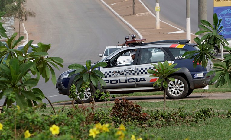 Homem sequestra a ex e só a abandona porque acaba a gasolina de motocicleta