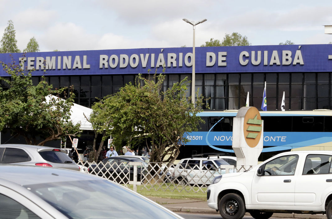 Idoso se revolta por perder ônibus e tenta atear fogo em guichê da rodoviária de Cuiabá O Livre Idoso se revolta por perder ônibus e tenta atear fogo em guichê da rodoviária de Cuiabá O Livre