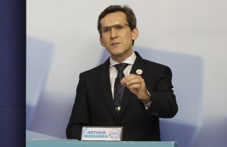 Arthur Nogueira diz que ser desconhecido e ter pouca estrutura afetam