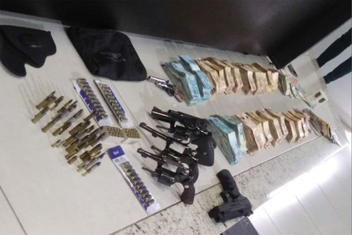 armas_e_dinheiro_apreendido_pela_policia_na_casa_de_joao_de_deus