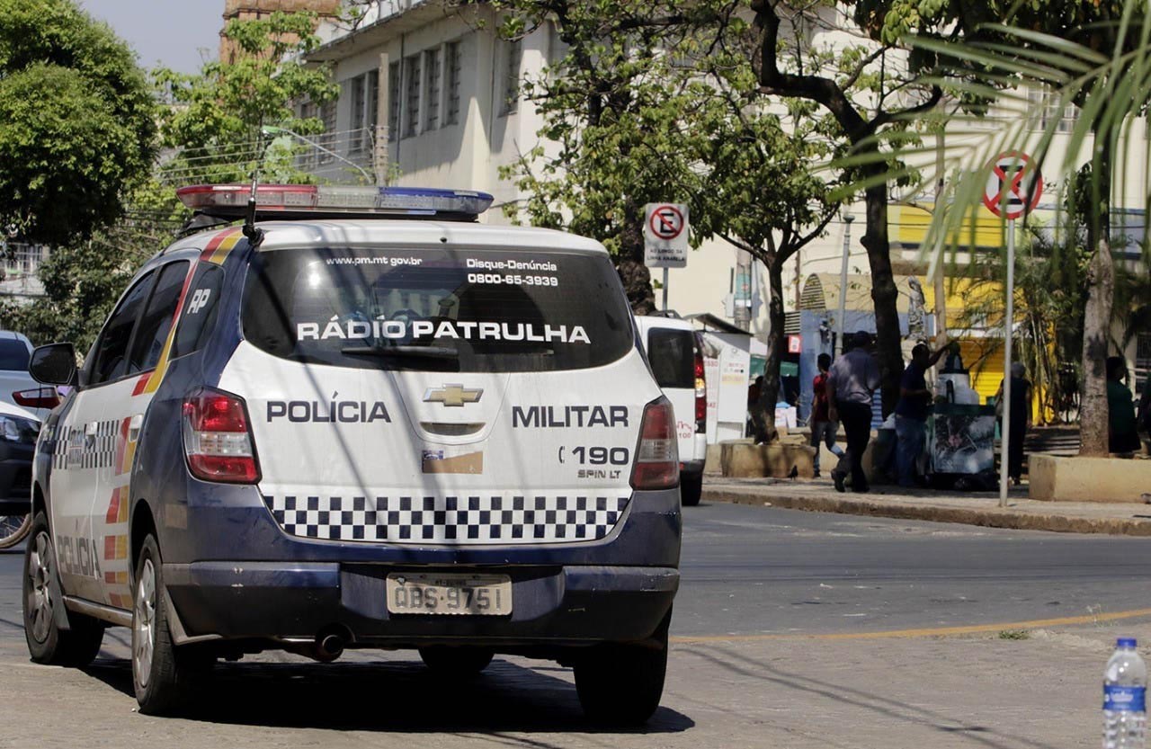 Vizinhos relatam tumulto e encontram mulher morta no meio da rua