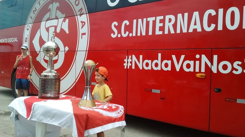 Caravana do Inter chega a Cuiabá com ídolos, taça do Mundial e mascote Saci