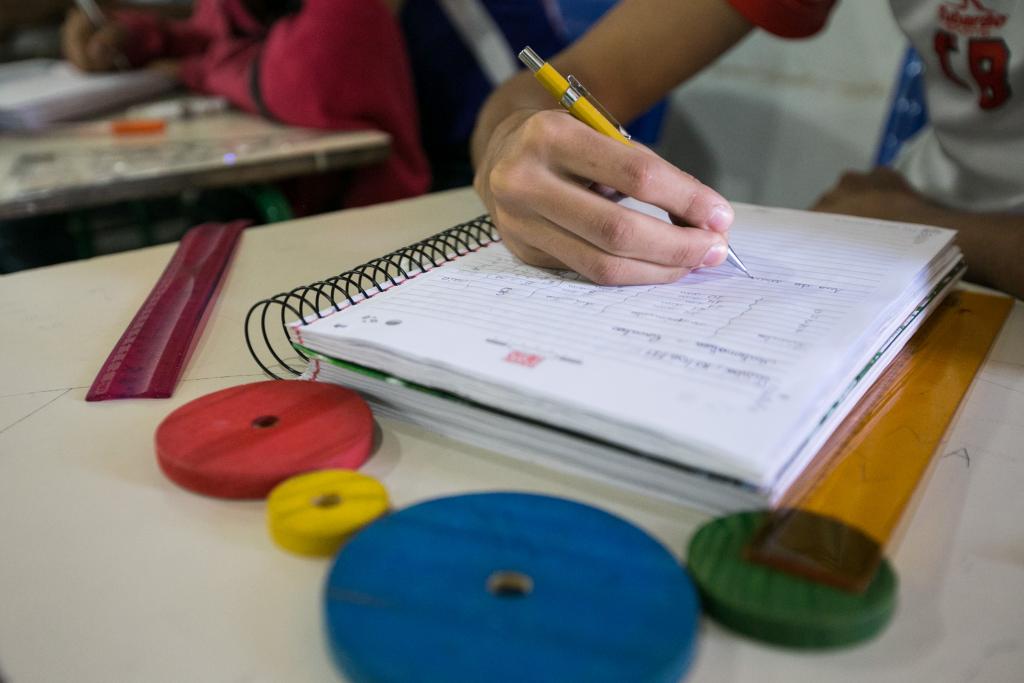 Pais se organizam para economizar com material escolar esse ano