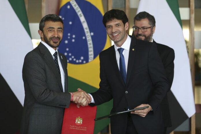 Ministro do Turismo, Marcelo Álvaro Antonio, cumprimenta o chanceler dos Emirados Árabes, no Itamaraty, xeique Abdullah bin Zayed Al Nahyan. Ao fundo, o chanceler brasileiro, Ernesto Araújo