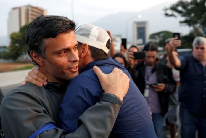 Leopoldo López abraça apoiador durante manifestação contra o governo de Nicolás Maduro