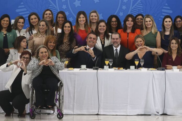 O presidente Bolsonaro durante café da manhã com o presidente do Supremo Tribunal Federal, Dias Tofolli, senadoras e deputadas federais