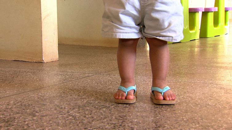 Casa pega fogo e criança de dois anos sobrevive entrando em geladeira