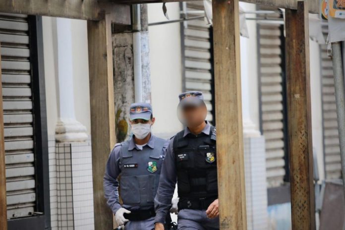 policiais militares trabalham sem proteção luvas máscaras