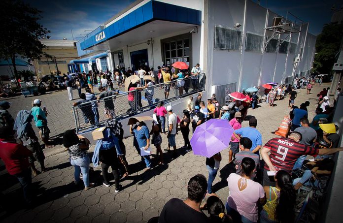 Fila da Caixa Econômica Federal , máscaras , Covid-19 , Coronavirus 3