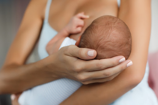 Anticorpos gerados pela vacina contra covid podem passar para bebês pela amamentação