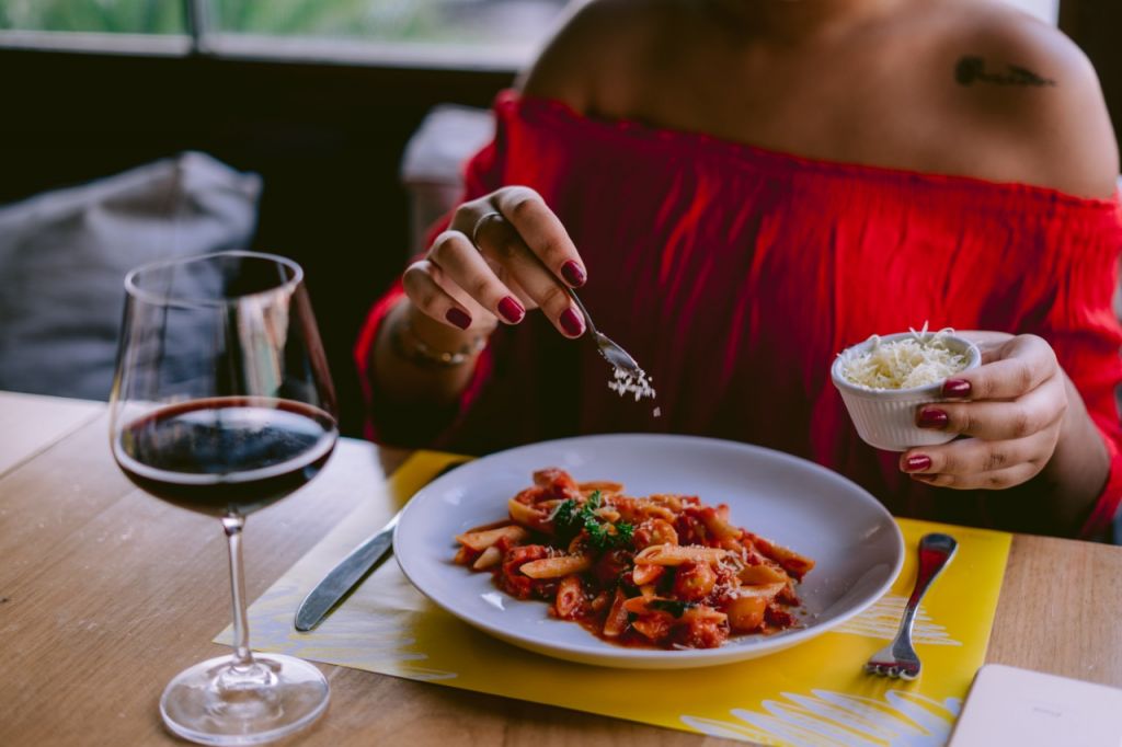 Inflação fez 64% dos brasileiros pararem de comer em restaurantes