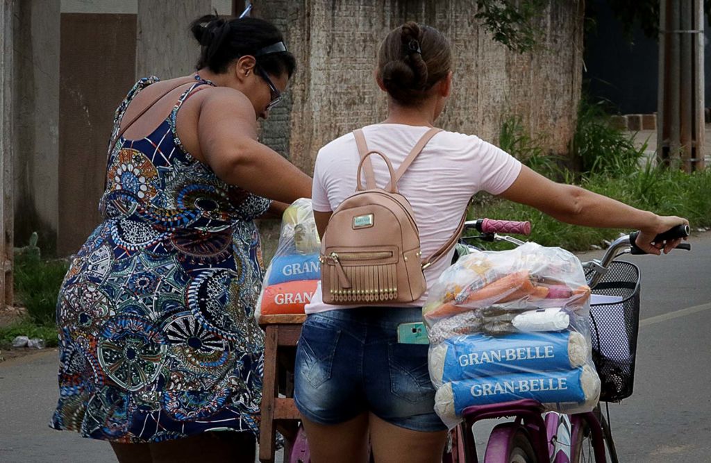 Governo de MT cria programa auxílio financeiro para 100 mil famílias