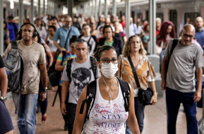Mulher usa máscara de proteção na Central do Brasil, no centro do Rio
