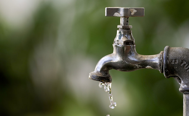 Lei obriga concessionárias a reproveitar água de esgoto e da chuva