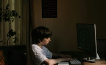 7 em cada 10 adolescentes usam IA como “companheiro”. Entenda os riscos