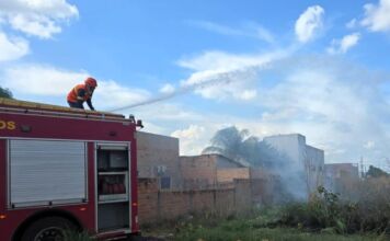 Corpo de Bombeiros combate incêndio em terreno de bairro residêncial