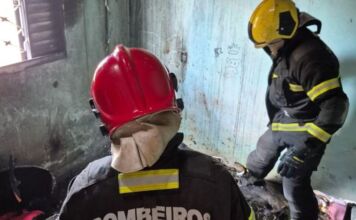 Corpo de Bombeiros faz extinção e rescaldo de incêndio em residência