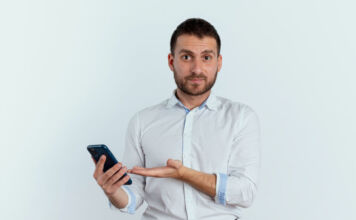 Apps e bancos digitais concentram serviços de IPVA e documentos do veículo; entenda