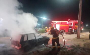 Bombeiros combatem incêndio em carro de passeio na madrugada em Sinop